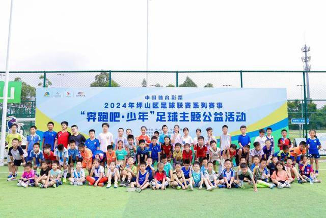 吴易昺与郑钦文直播互动，谈起颜值与腹肌